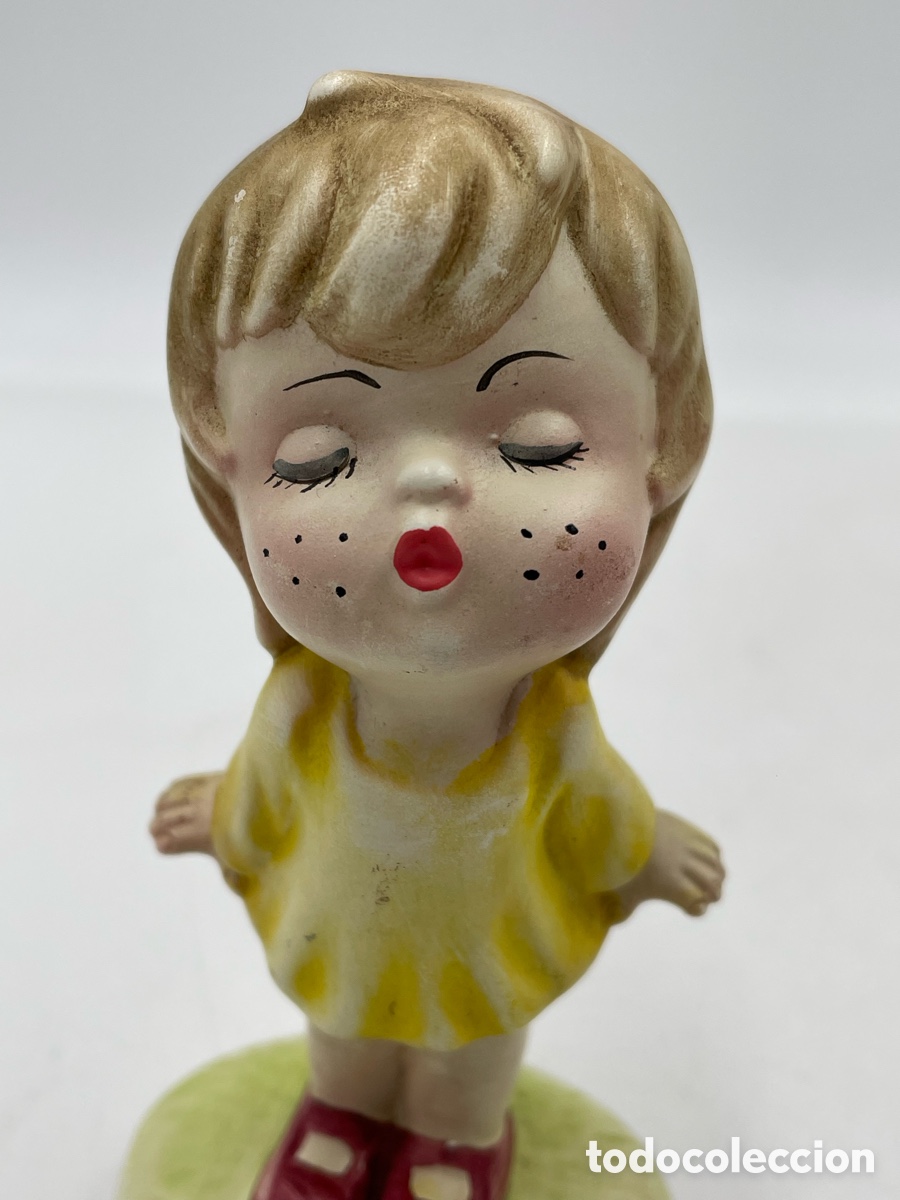 Vintage: Figurita o estatuilla de cer&aacute;mica biscuit. Vintage a&ntilde;os 70. Decoraci&oacute;n kitsch o Naif. Beso ni&ntilde;a.