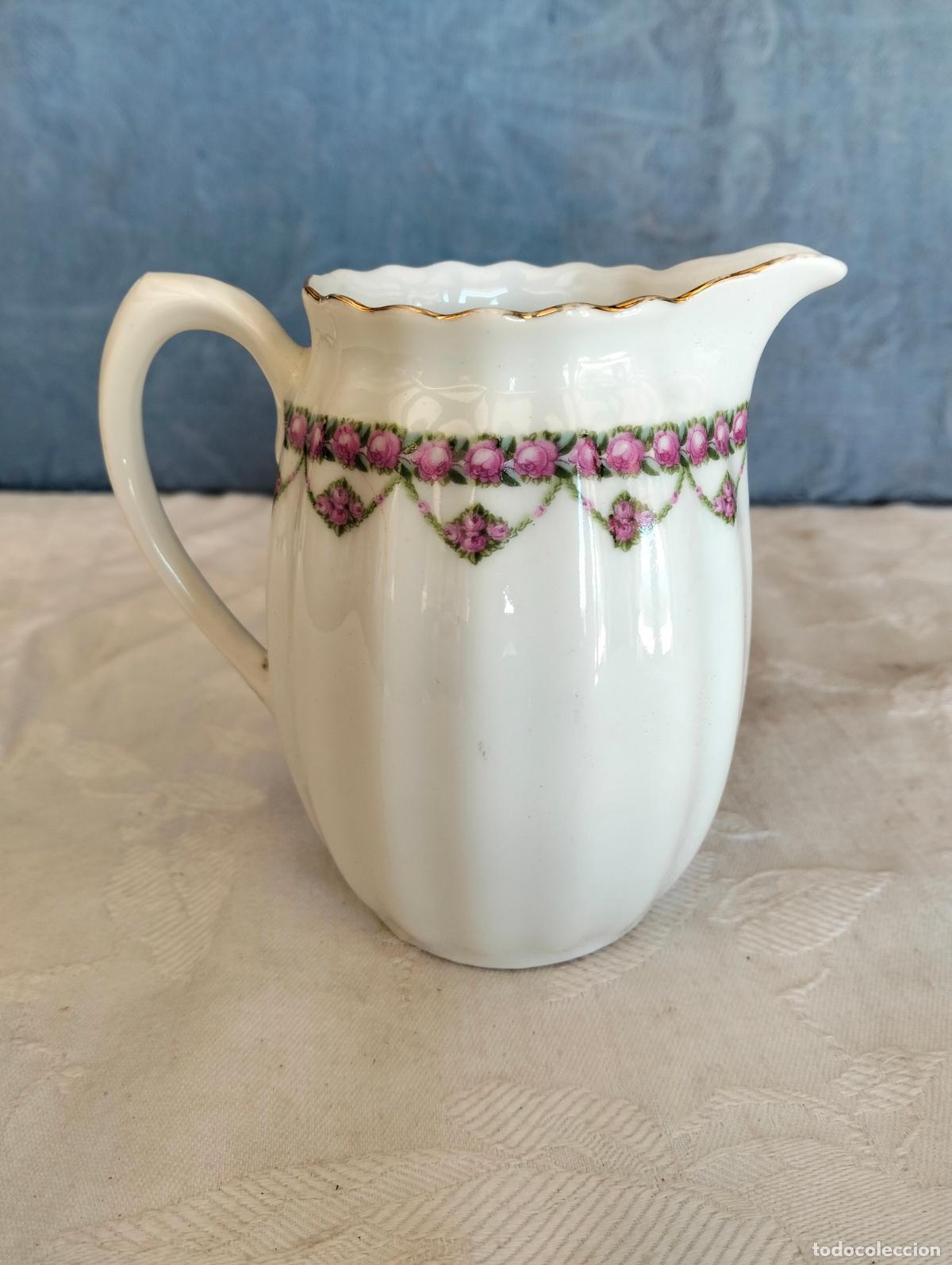Vintage: Jarra jarrita lecheta de porcelana blanca con flores rosas hojas verdes filo dorado vintage 11,5 cm