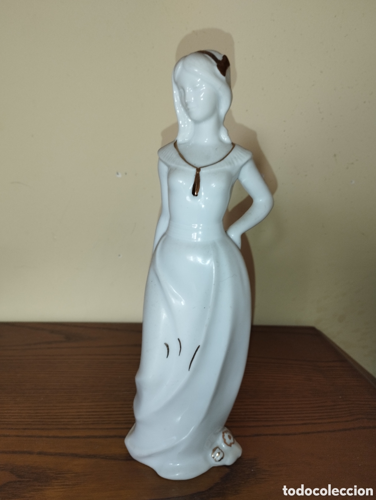 Vintage: Figura de cer&aacute;mica mujer con detalles dorados