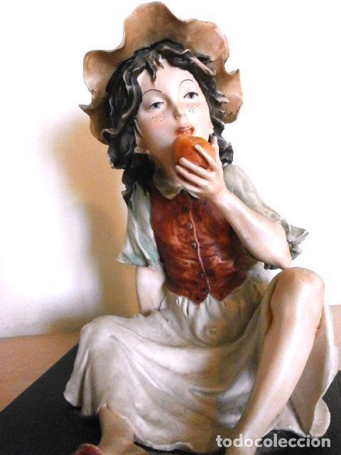 Vintage: Figura Cer&aacute;mica art&iacute;stica o similar - 18 cm alto, 1.861 gramos - con peana de madera