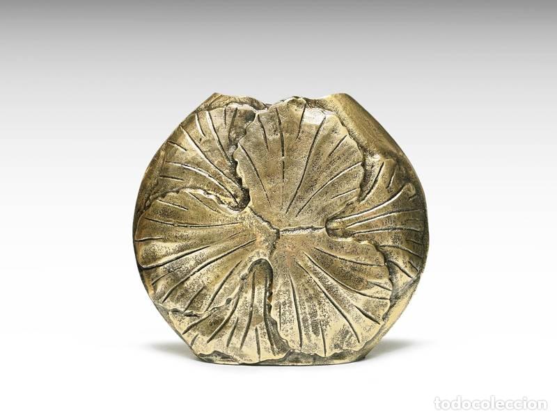 Vintage: Jarra de flores vintage; em alum&iacute;nio fundido com acabamento de bronze (2120)