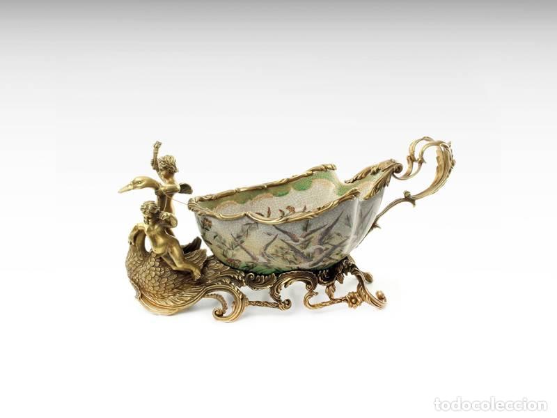Vintage: Ta&ccedil;a de bronze e porcelana em forma de tren&oacute; com anjos querubins e cisne (2115)