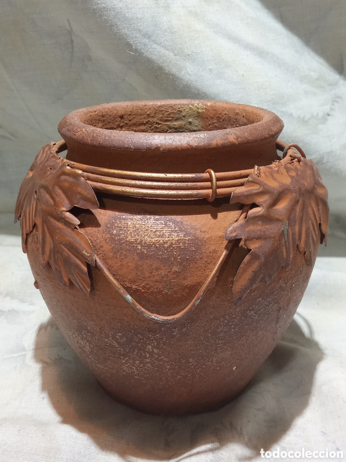 Vintage: BONITA Y CURIOSA VASIJA CON DETALLES EN LAT&Oacute;N O SIMILAR