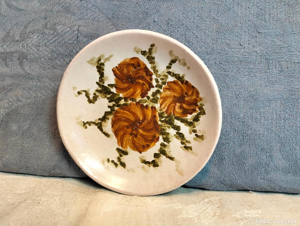 Vintage: Plato peque&ntilde;o platito de cer&aacute;mica pintada con flores marrones de dise&ntilde;o de autor a&ntilde;os 70