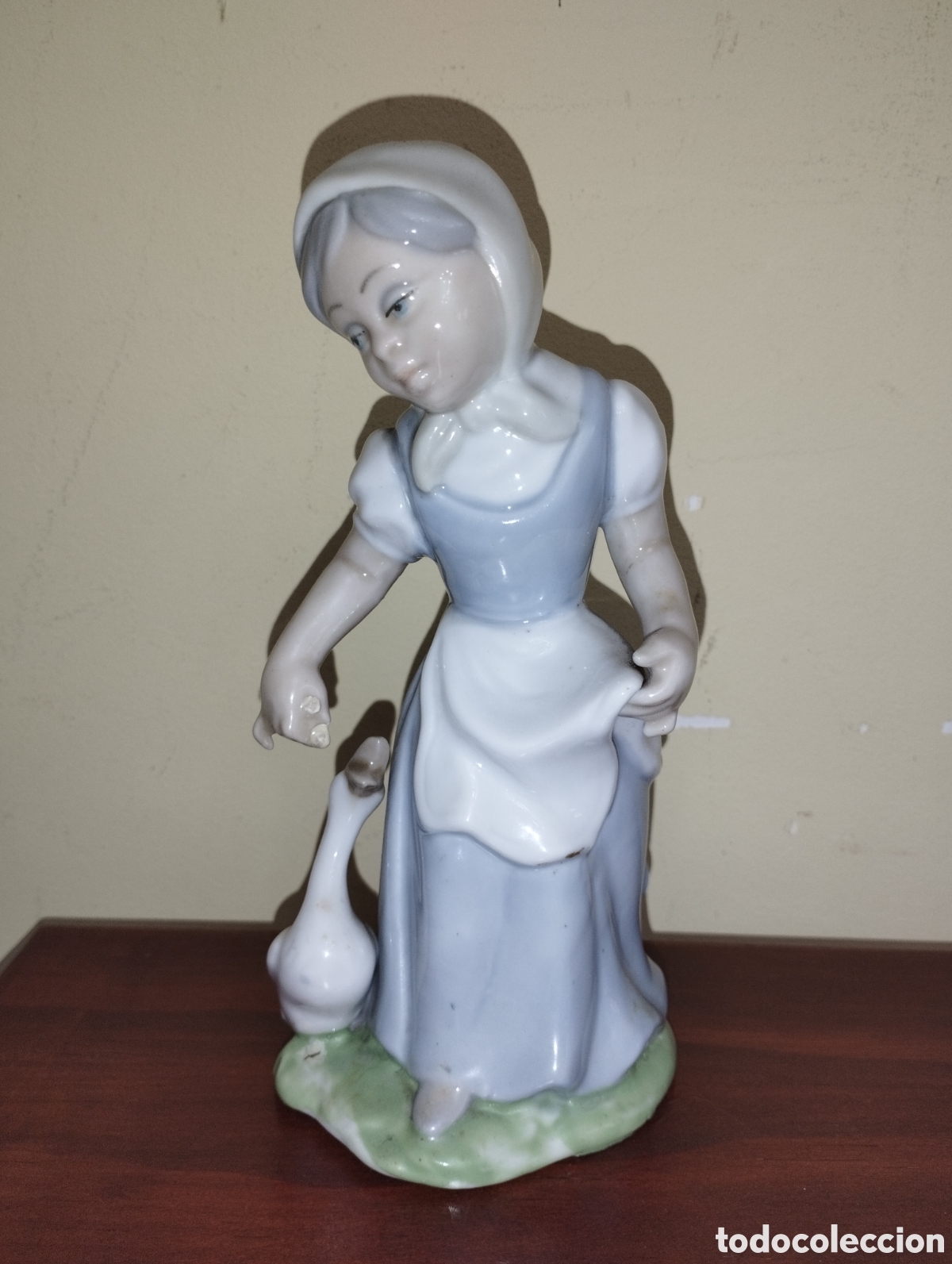 Vintage: Figura de cer&aacute;mica mujer con pato