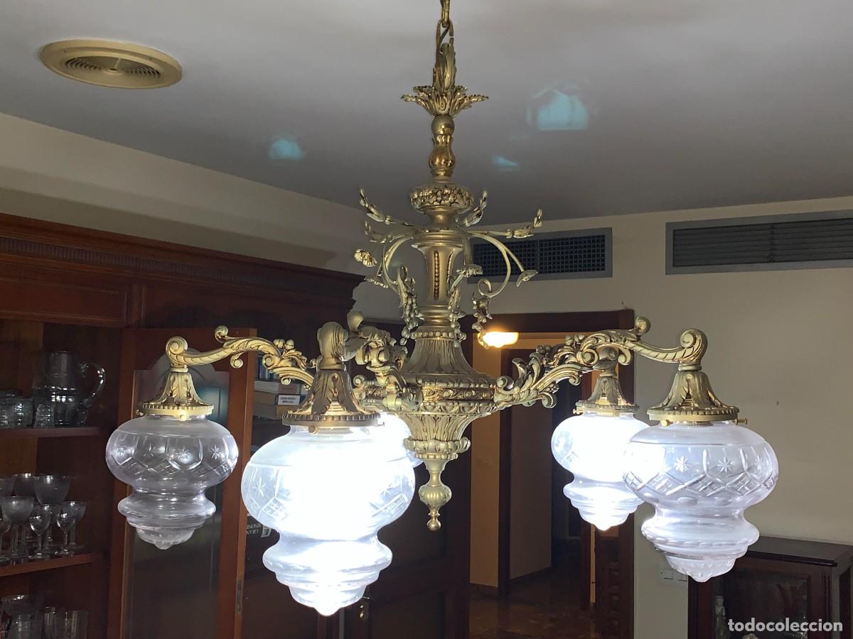 Vintage: L&aacute;mpara de bronce con pantallas de cristal tallado