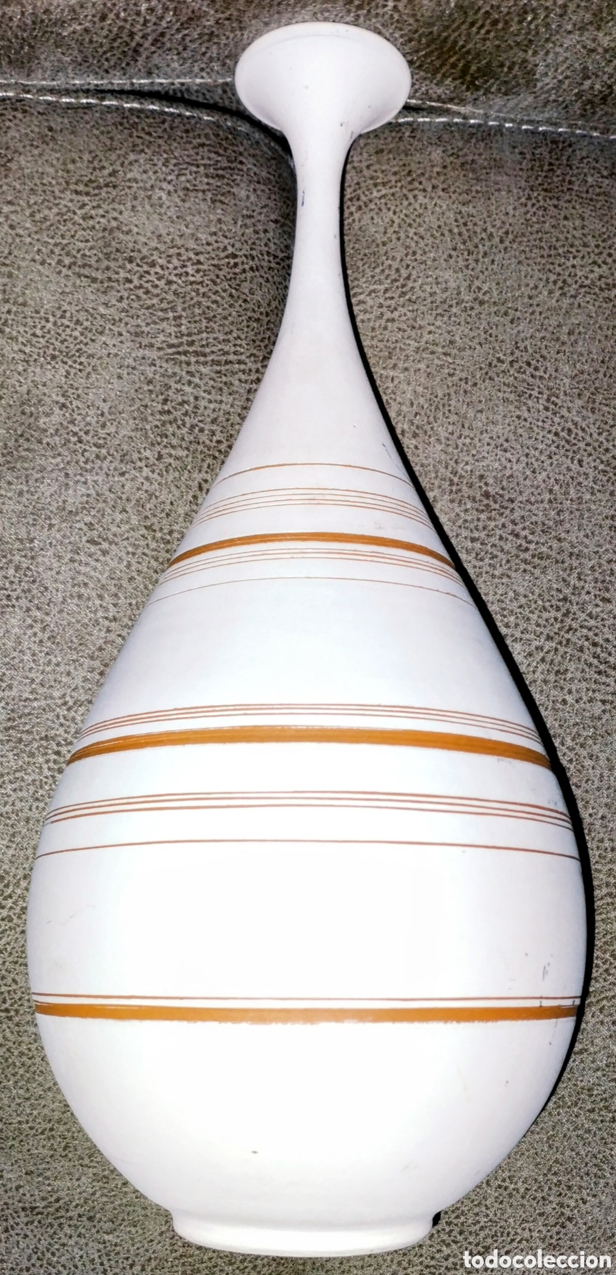 Vintage: JARR&Oacute;N DE CER&Aacute;MICA CON FIRMA de 28 cms de altura EN MUY BUEN ESTADO con un peque&ntilde;o roce (ver fotos)