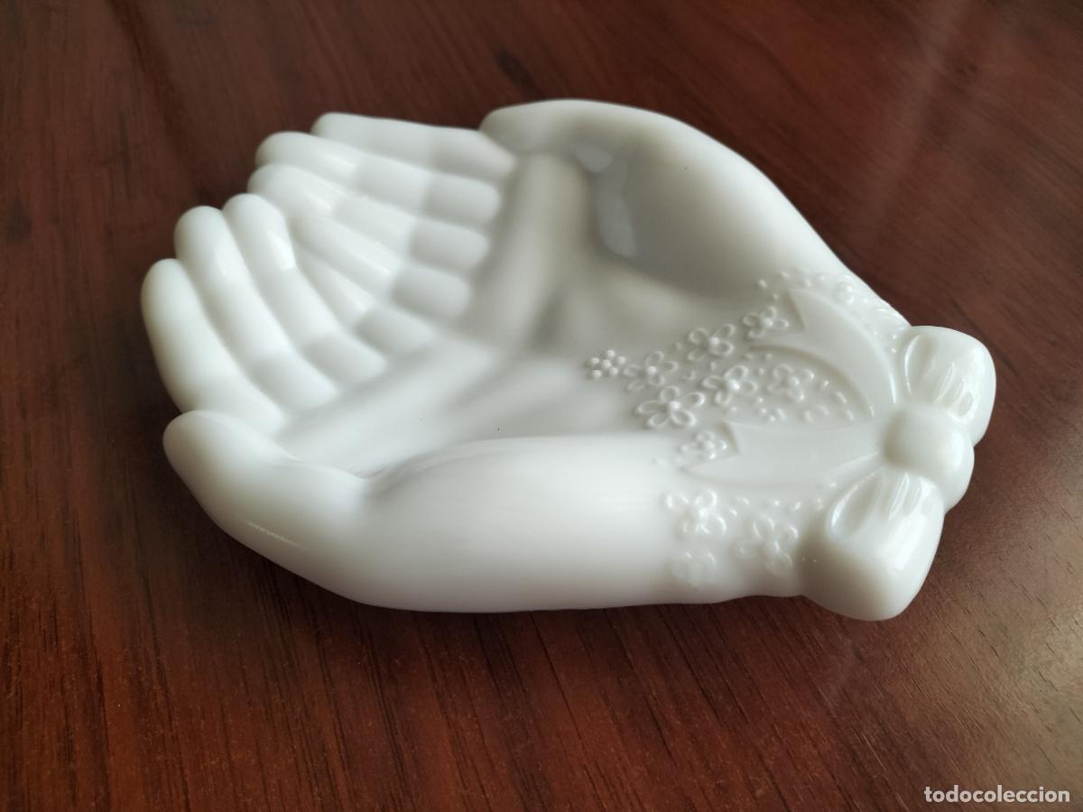 Vintage: JABONERA, PLATO PARA JOYAS O BARATIJAS DE AVON, CON FORMA DE MANOS, DE CRISTAL DE OPALINA BLANCA
