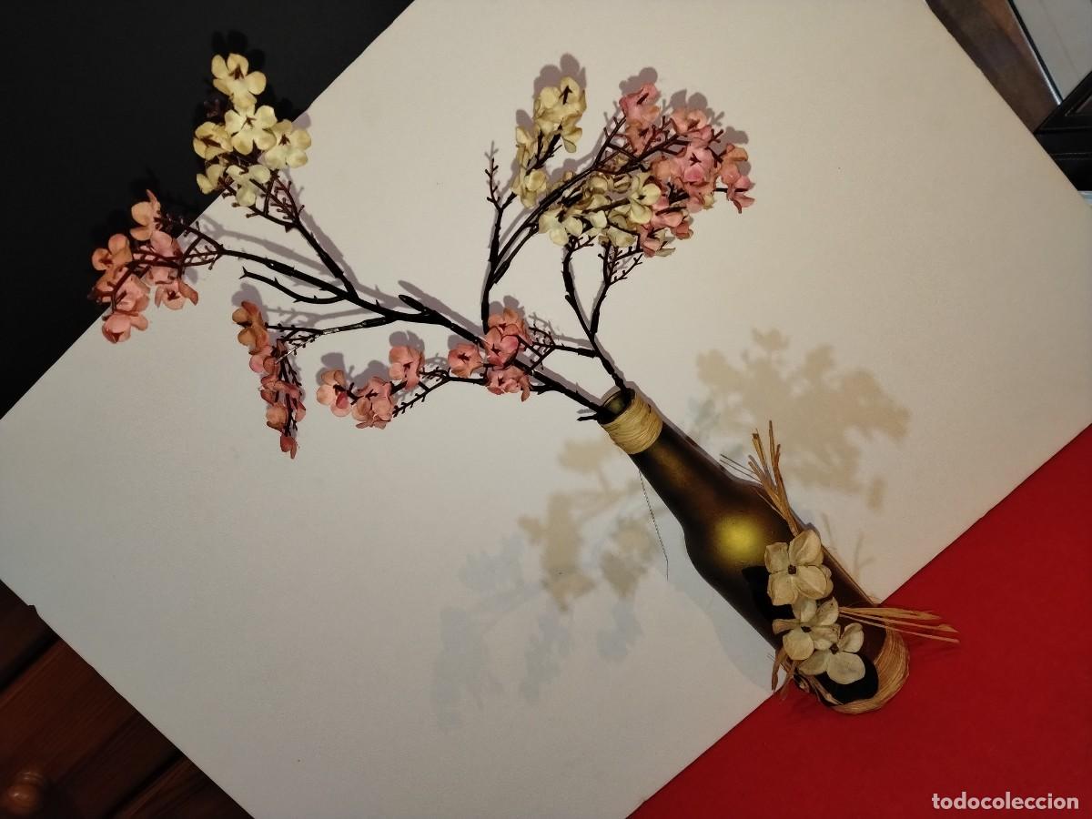 Vintage: PRECIOSO FLORERO ARTESANAL DORADO Y CON LINDAS FLORES