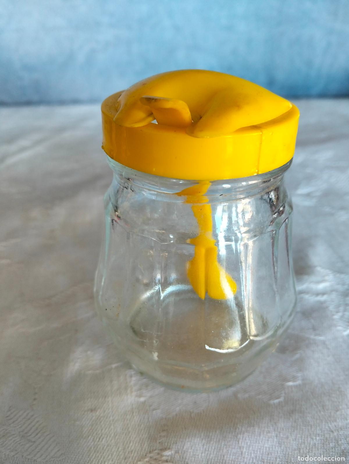 Vintage: Azucarero azucarera de cristal prensado con tapa de plastico primitivo amarillo de los a&ntilde;os 60