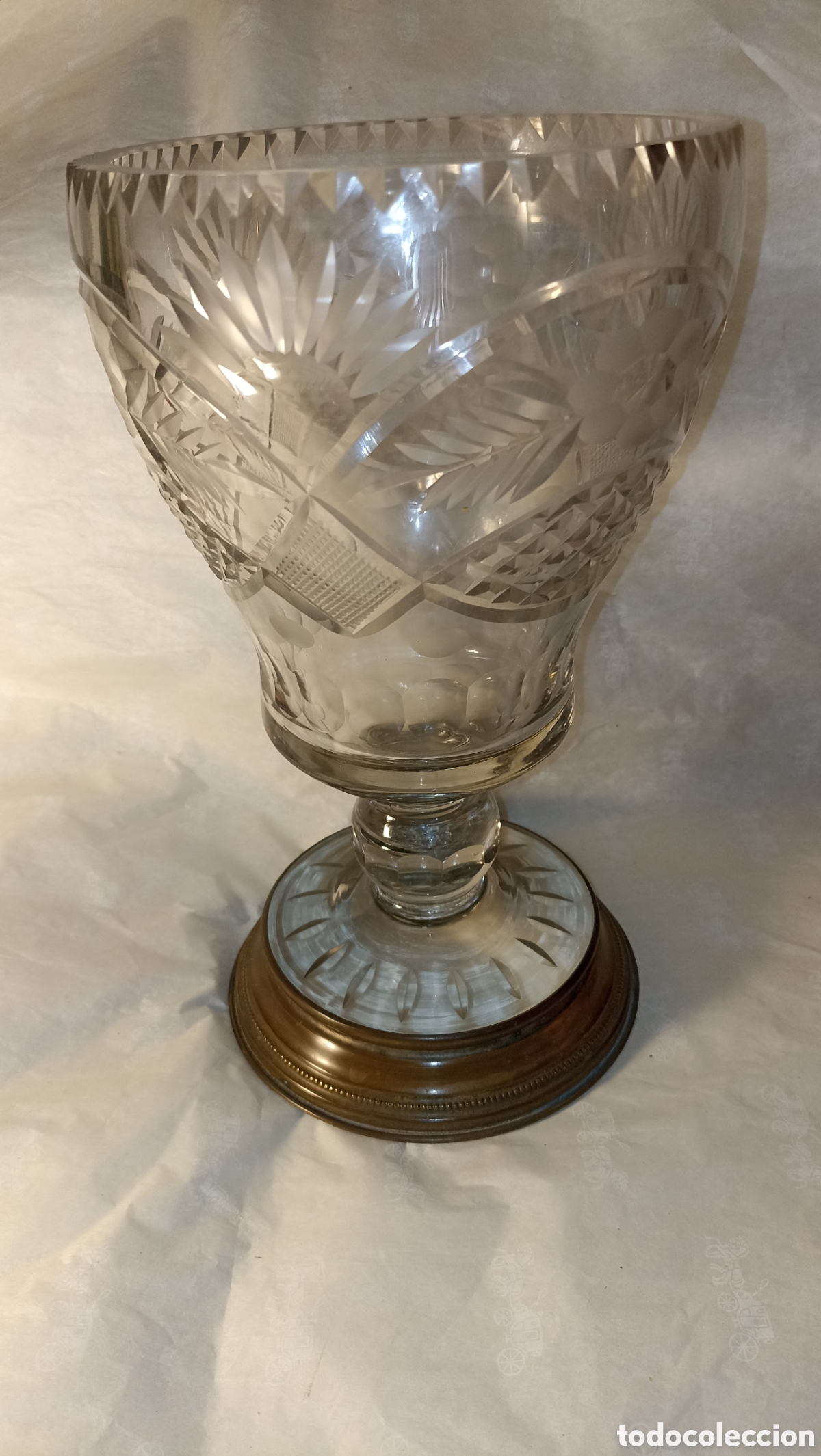 Vintage: ​Antigua Copa de Centro de Cristal Tallado y Base de Bronce - 28 cm
