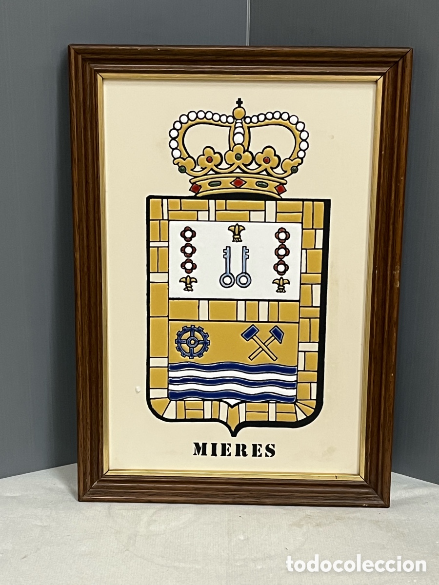 Vintage: PLACA CER&Aacute;MICA CON ESCUDO OFICIAL DEL MUNICIPIO DE MIERES EN ASTURIAS.
