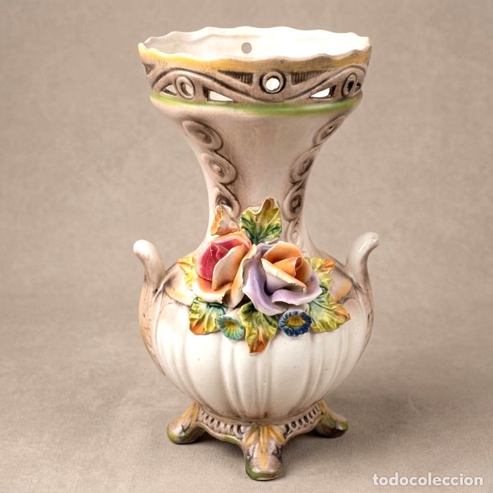 Vintage: Jarr&oacute;n Cer&aacute;mica Italiana Bassano - Flores en Relieve y Calados - Firmado - 28,5 cm