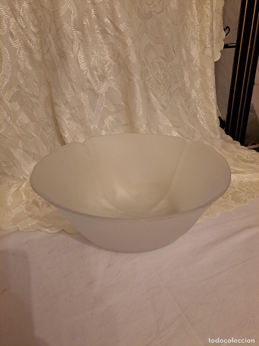 Vintage: Bonita fuente ensaladera de cristal ahumado.