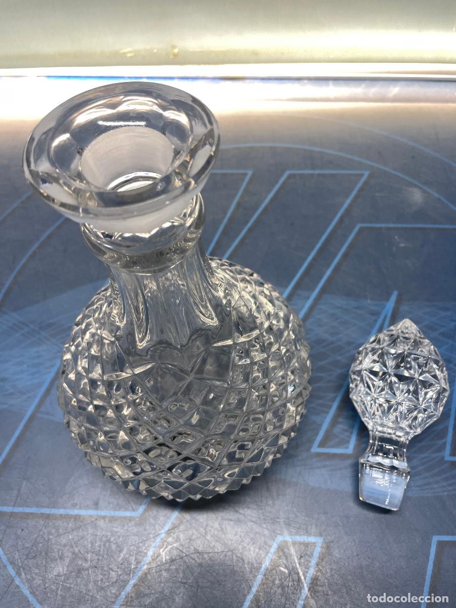 Vintage: Licorera de cristal de Bohemia tallado