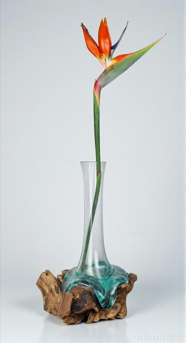 Vintage: Jarr&oacute;n de vidrio soplado sobre ra&iacute;z de gamal.