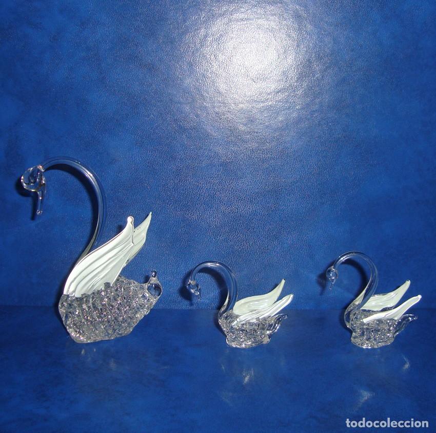 Vintage: Lote 3 CISNES de CRISTAL. Tama&ntilde;os 9cm y 5cm. Alas BLANCO AZULADO. Piezas de COLECCI&Oacute;N.