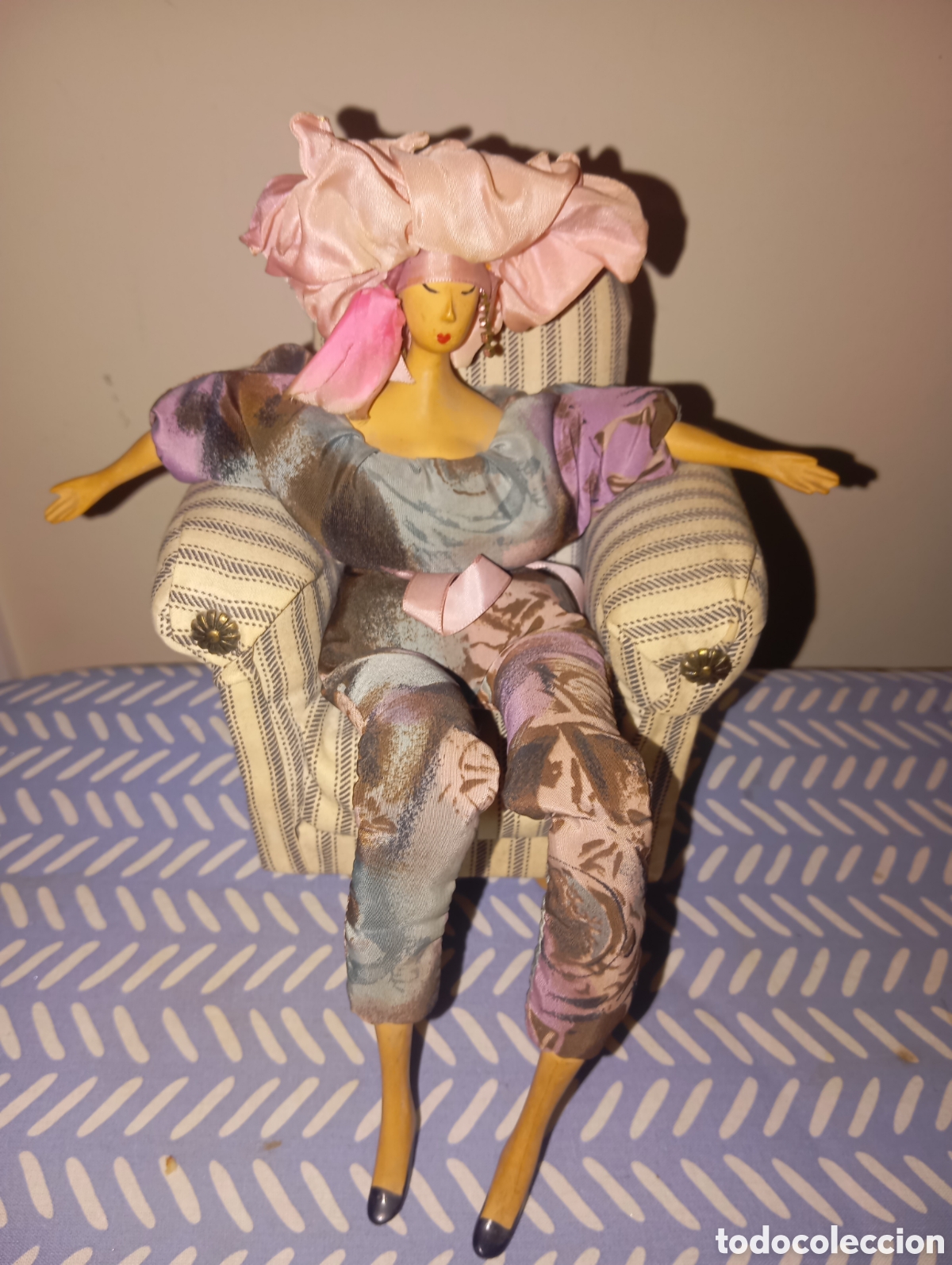 Vintage: Mu&ntilde;eca Porcelana en sillon antigua