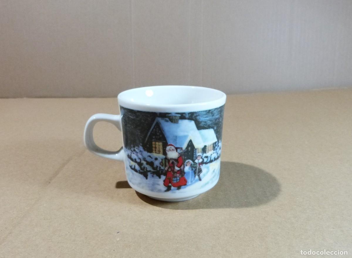 Vintage: Taza vintage con motivo de Navidad - Papa Noel acompa&ntilde;ando a unos ni&ntilde;os en un paisaje nevado