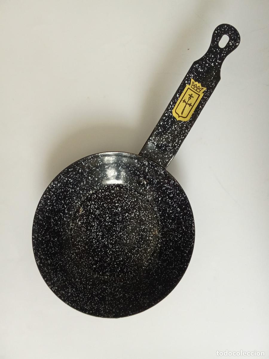 Vintage: Antigua y peque&ntilde;a sart&eacute;n de hierro esmaltado sin uso con etiqueta