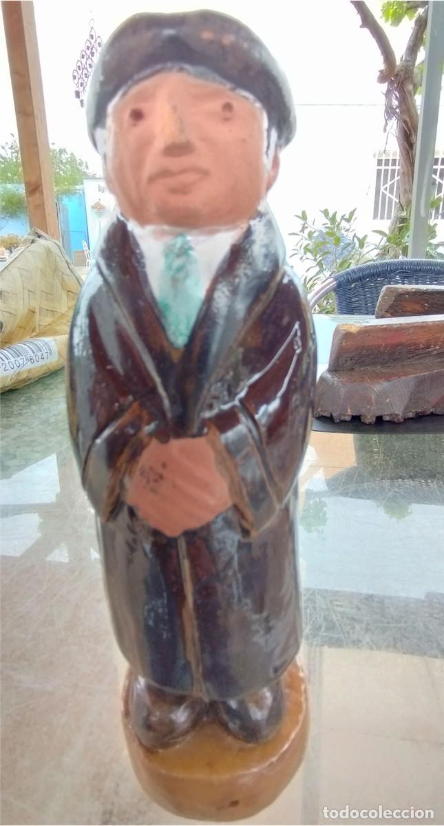 Vintage: FIGURA CON GORRA BARRO ESMALTADO ARTESANIA MIDE 17 CM DE ALTO 4,5 DE DIAMETRO EN LA BASE