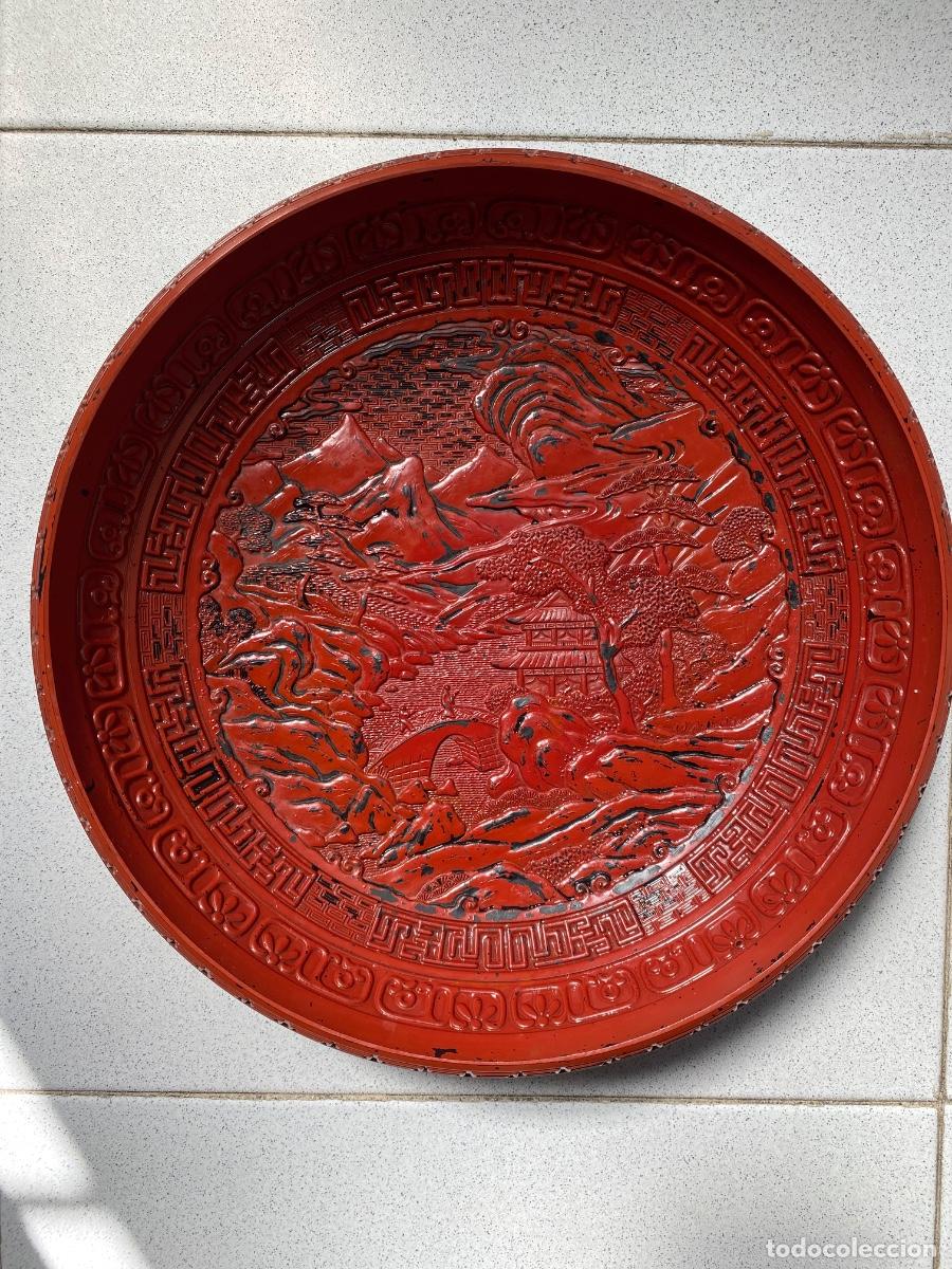Vintage: Plato chino laca cinabrio decorado
