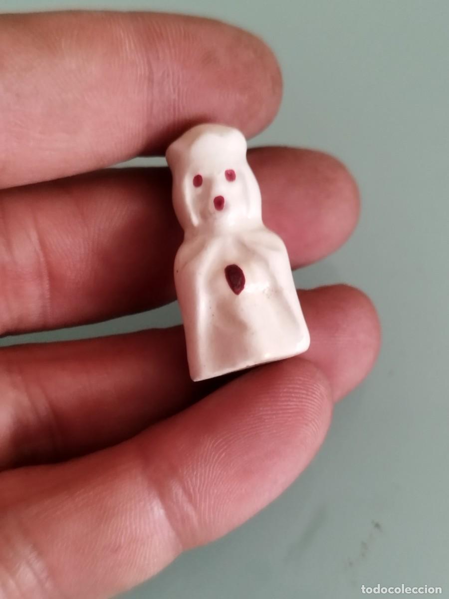 Vintage: Antigua peque&ntilde;a figura de porcelana, de un rey mago de rosc&oacute;n de reyes.
