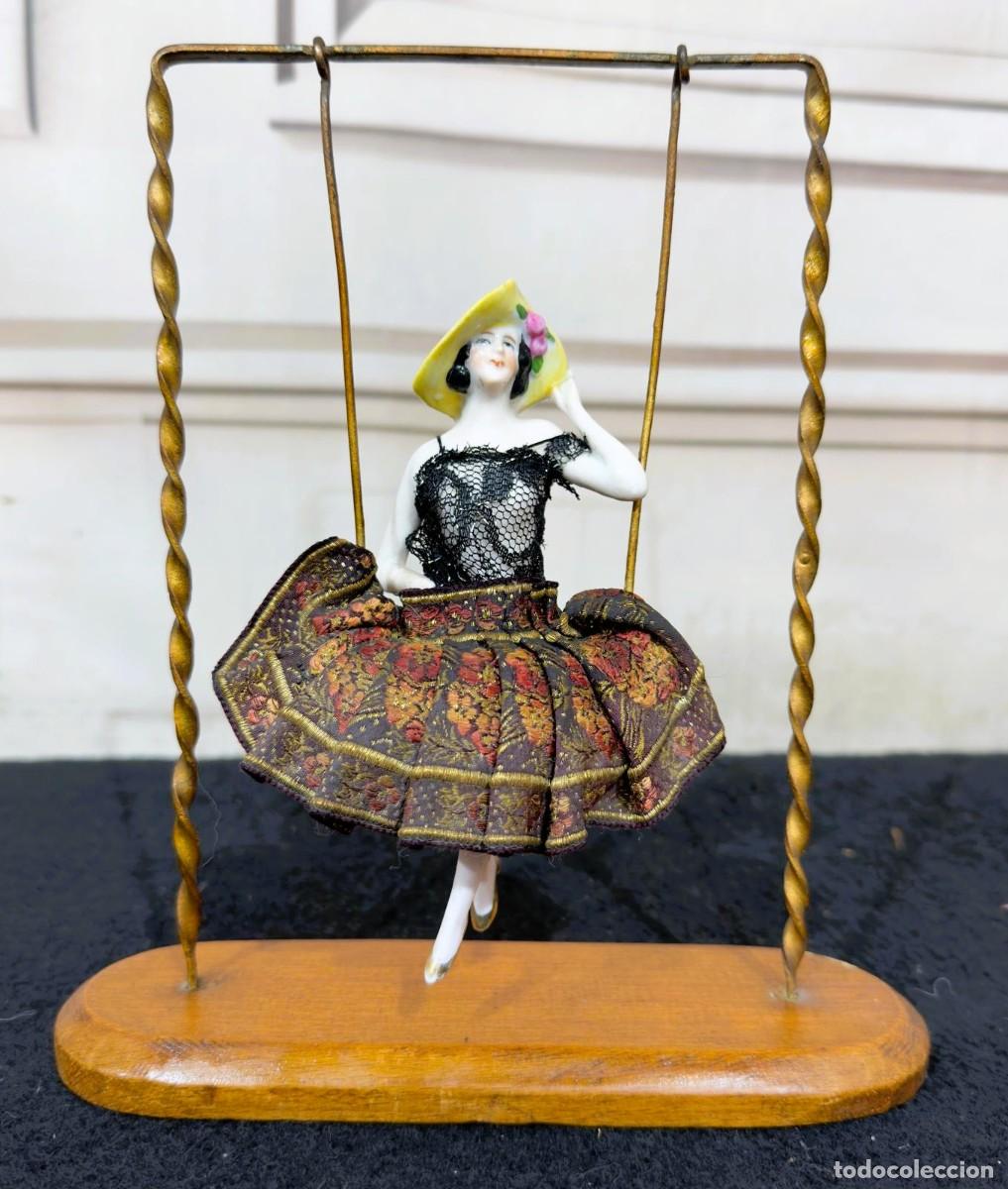 Vintage: Figura decorativa antigua, conocida como &rdquo;half-doll&rdquo; o mu&ntilde;eca de pasamaner&iacute;a