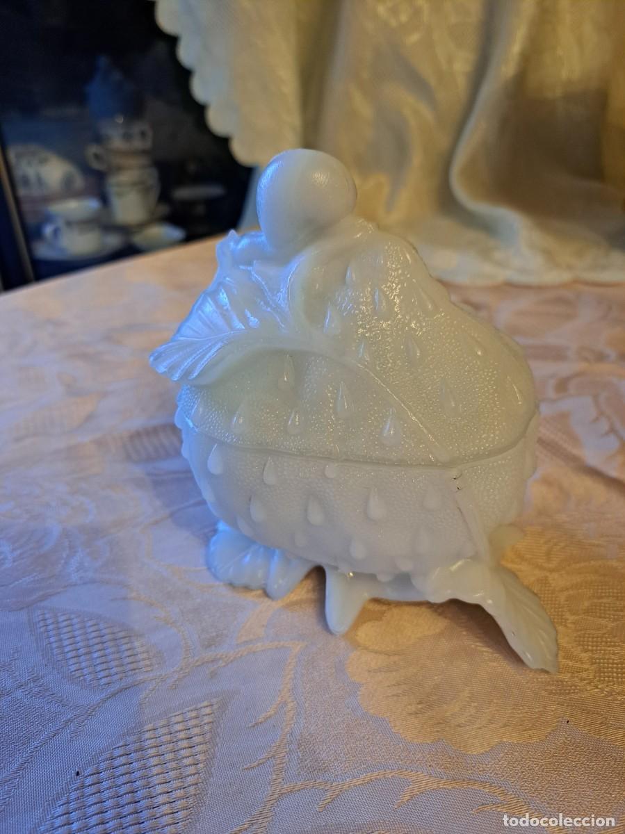 Vintage: Bombonera de opalina con forma de fresa y caracol, Vallerysthal Portieux, Francia