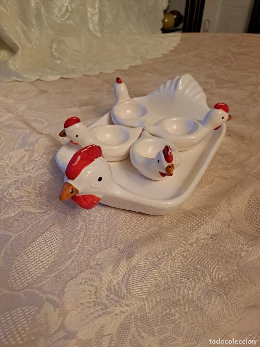 Vintage: Bandeja de cer&aacute;mica forma de gallina con 4 hueveras pollito.