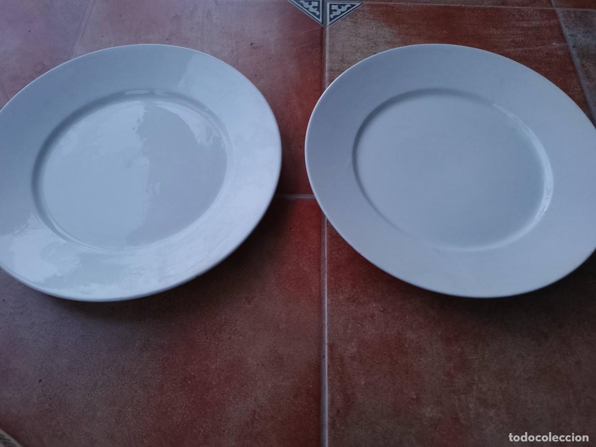 Vintage: Pareja de platos blancos La Cartuja de Sevilla con sello