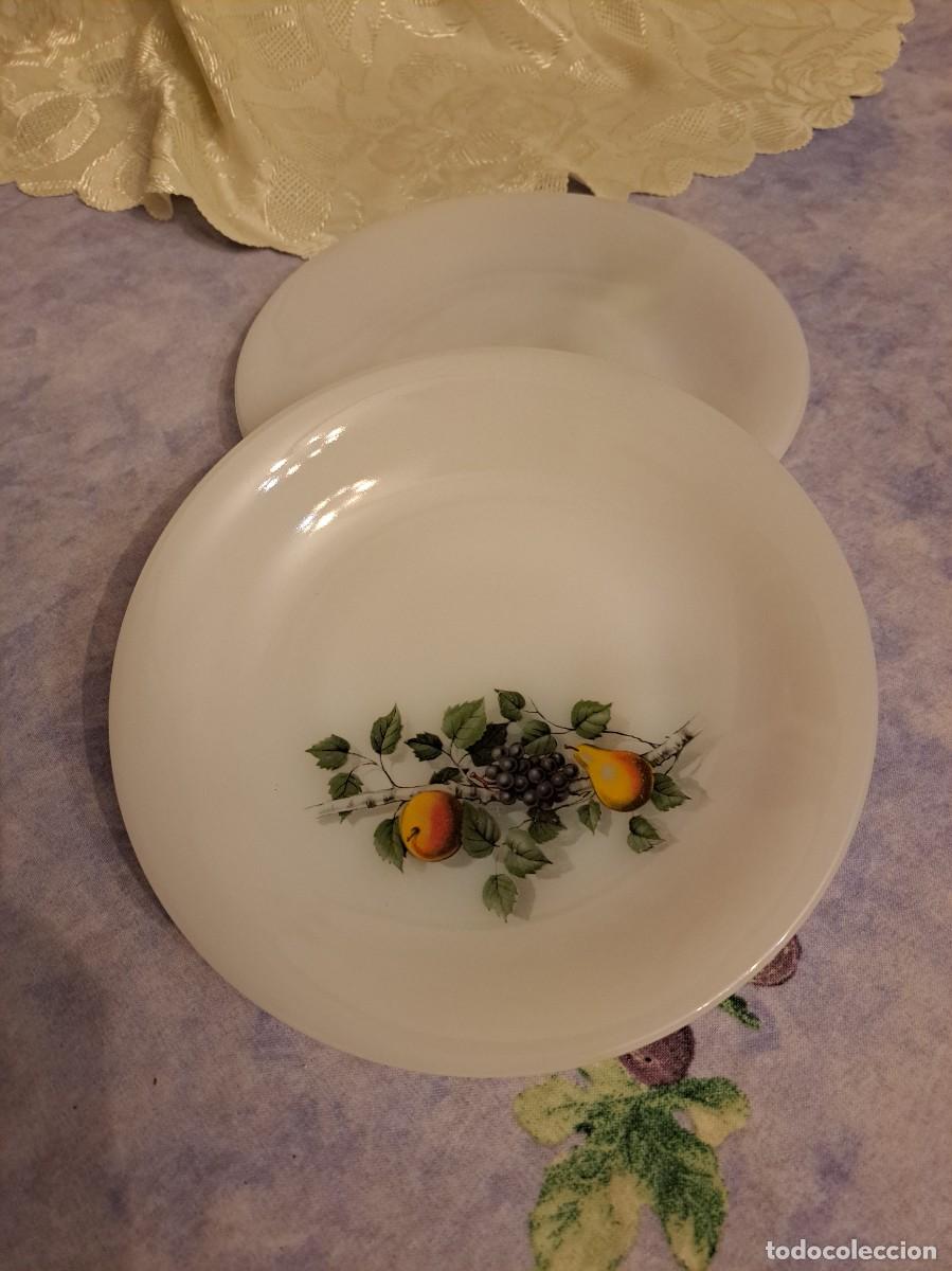 Vintage: Lote de 2 platos hondos y 1 llano de opalina, Arcopal France, decorados con frutas.