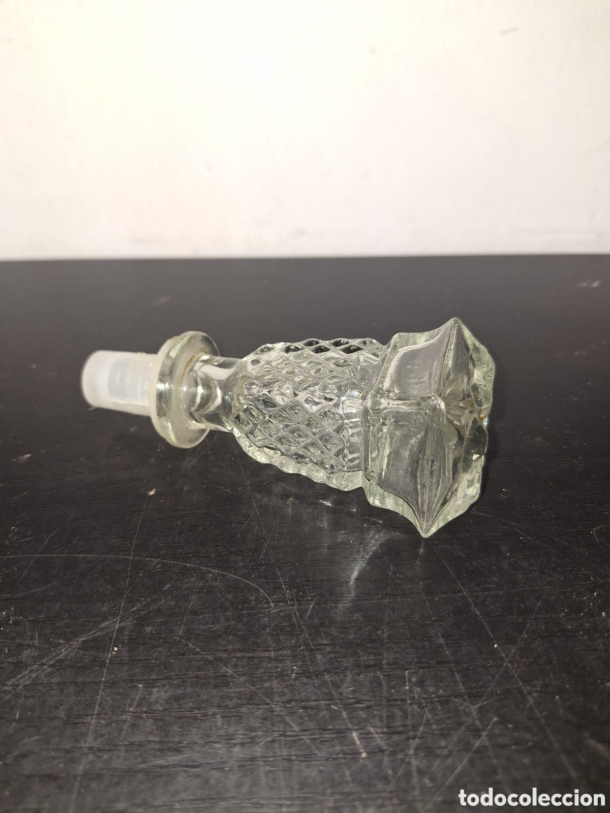 Vintage: Antiguo tap&oacute;n tallado de botella de cristal