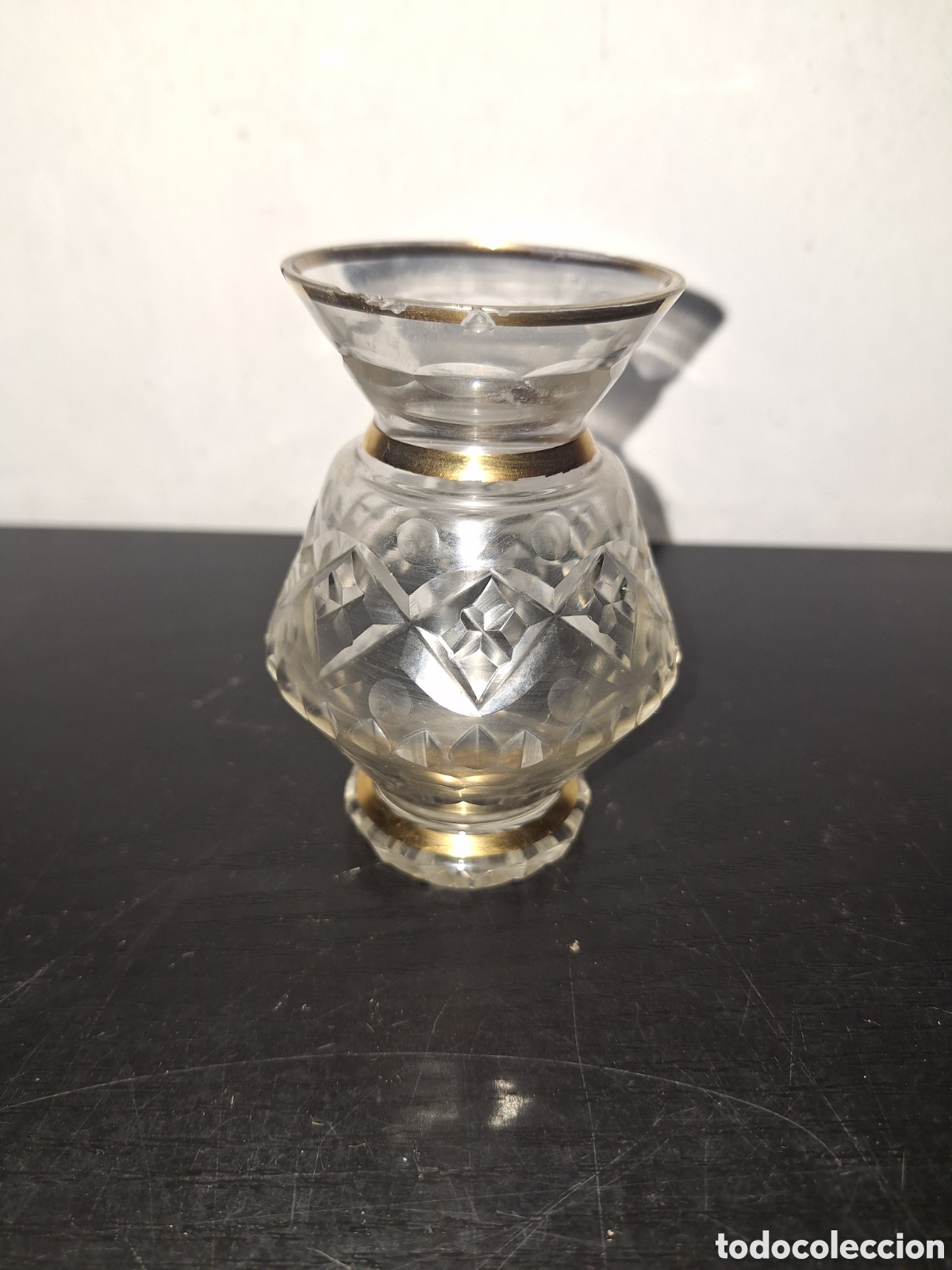 Vintage: Jarr&oacute;n de cristal tallado con decoraciones doradas