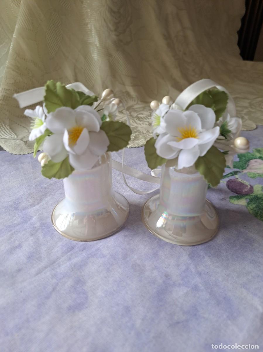 Vintage: Par de campanas decorativas de cristal satinado con acabado iridiscente y flores