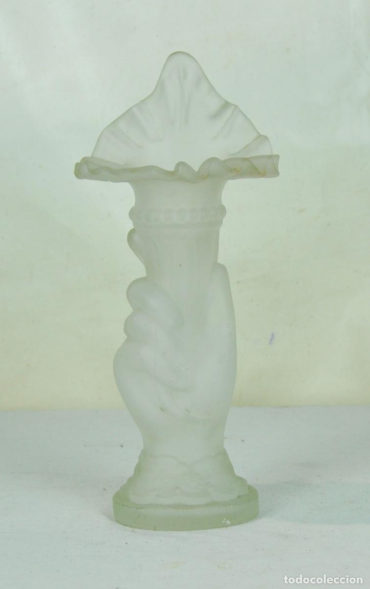 Vintage: Florero forma de mano opalina blanca