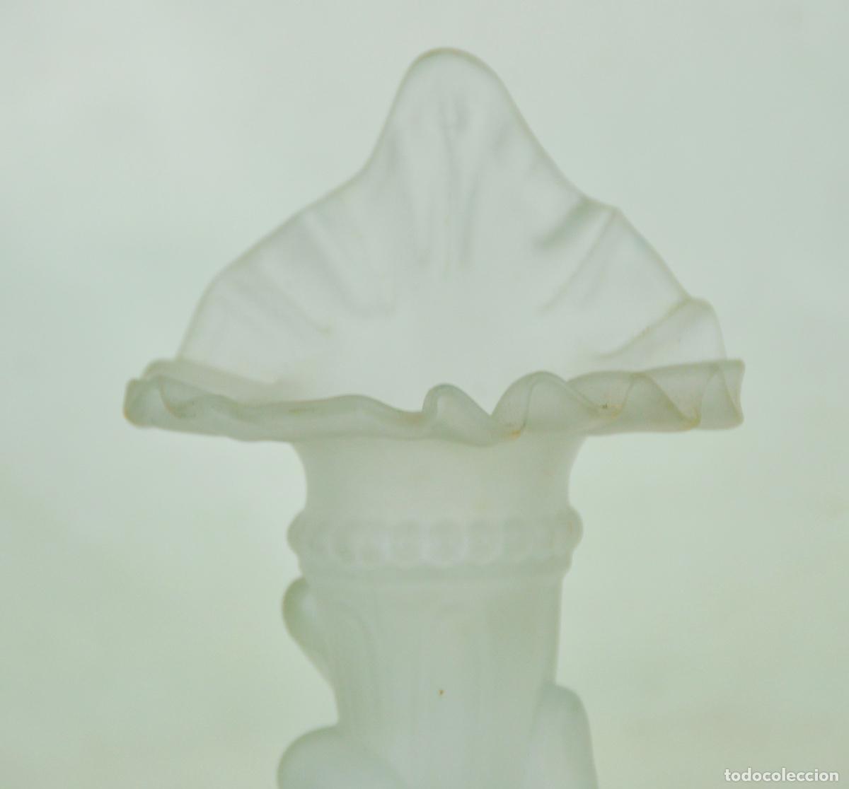 Vintage: Florero forma de mano opalina blanca - Foto 2