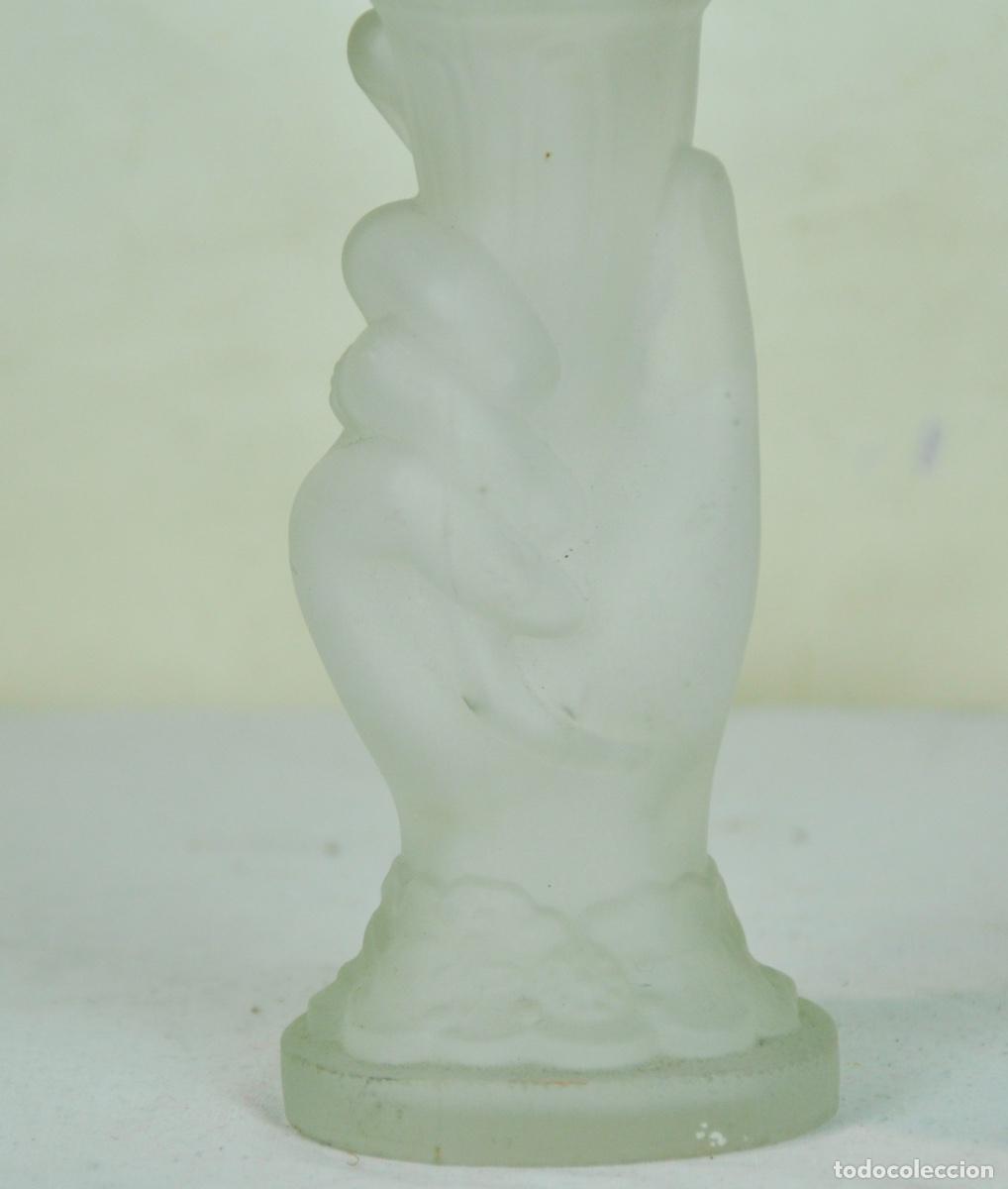 Vintage: Florero forma de mano opalina blanca - Foto 3