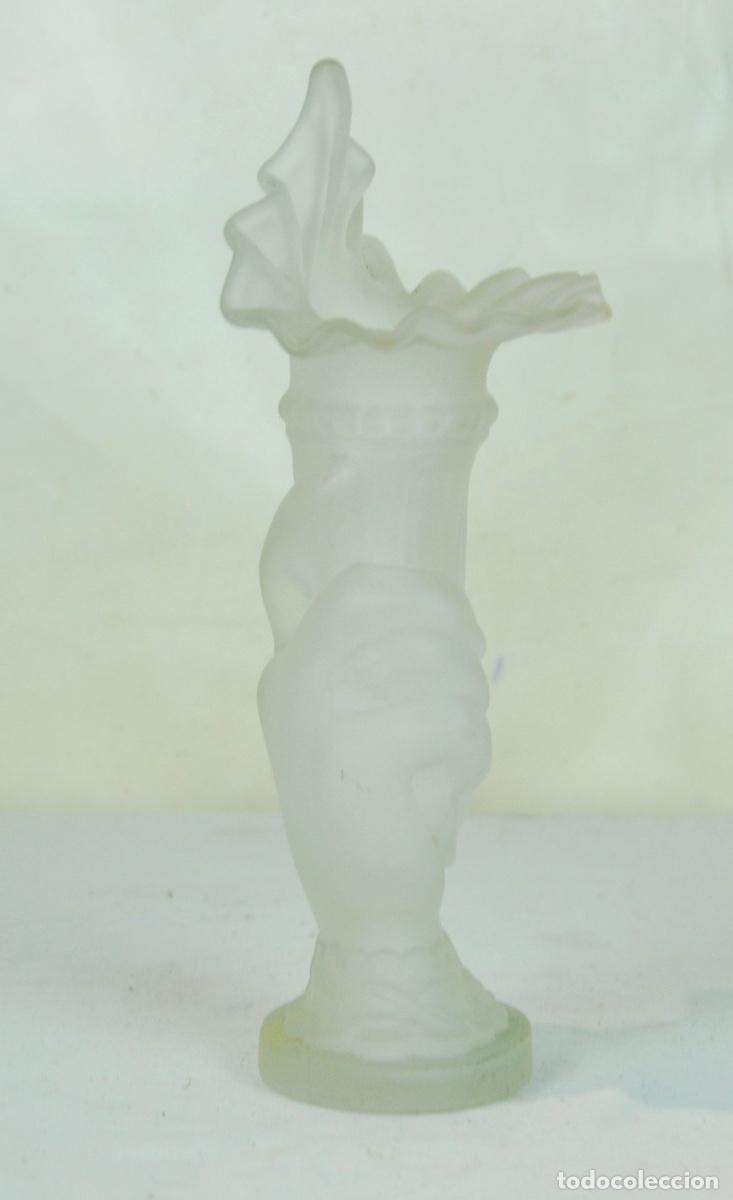 Vintage: Florero forma de mano opalina blanca - Foto 4