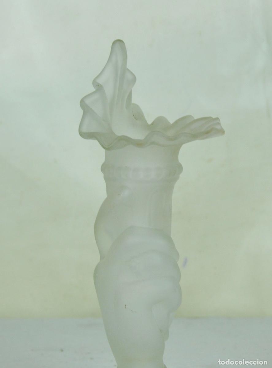 Vintage: Florero forma de mano opalina blanca - Foto 5