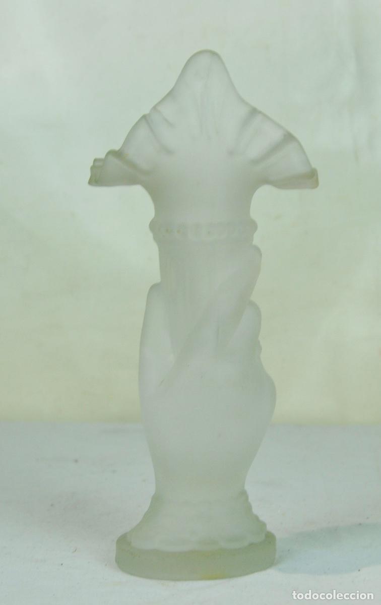 Vintage: Florero forma de mano opalina blanca - Foto 6