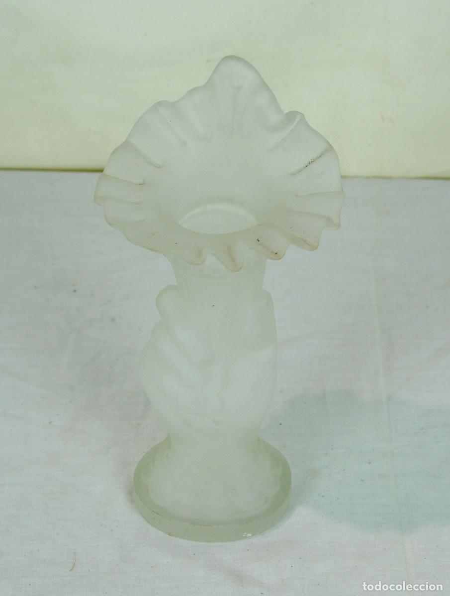 Vintage: Florero forma de mano opalina blanca - Foto 7