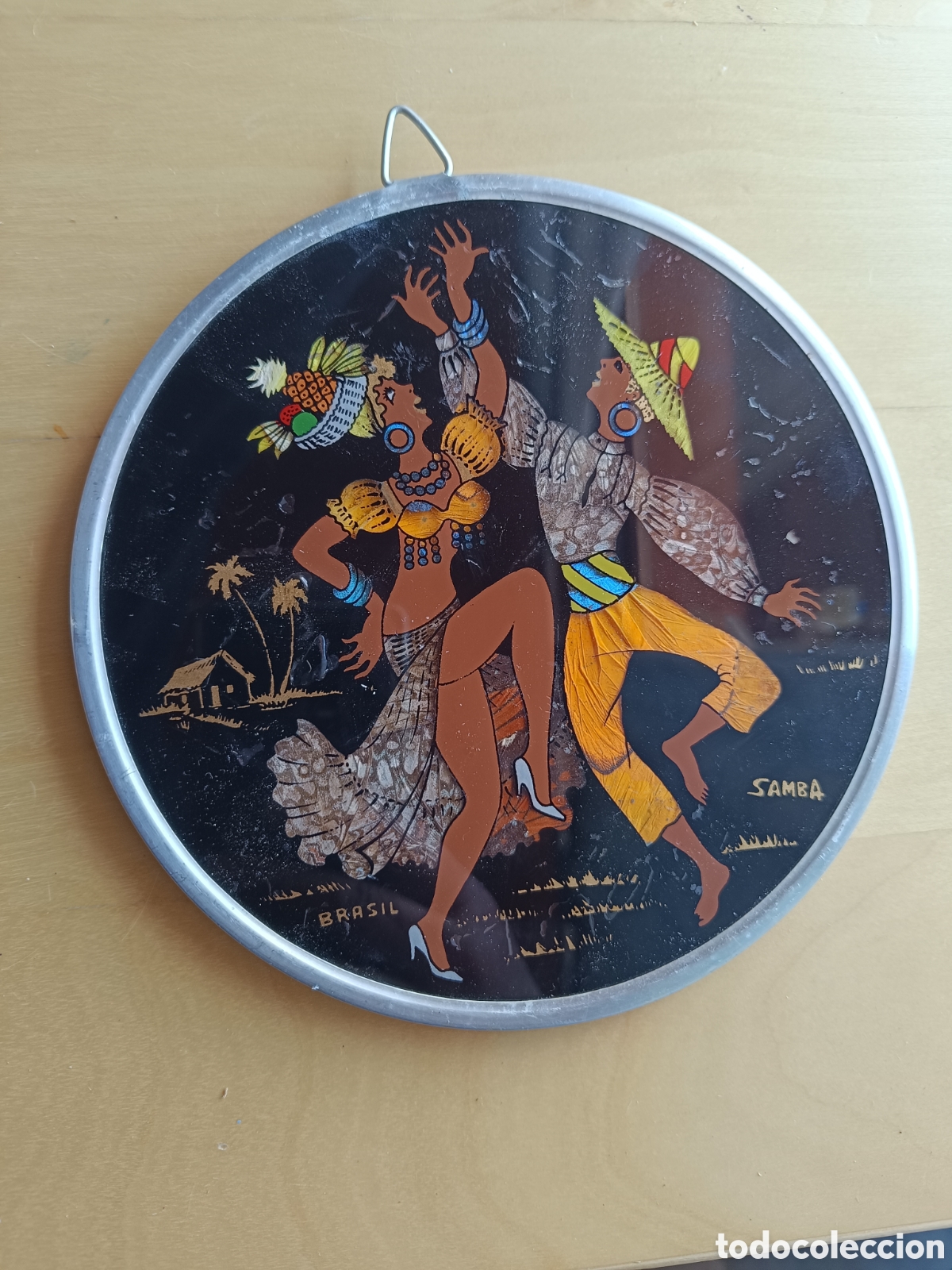 Vintage: Plato decorativo vintage brasile&ntilde;o de &rdquo;Brasil Samba&rdquo; .Pintura en vidrio y alas de mariposa.
