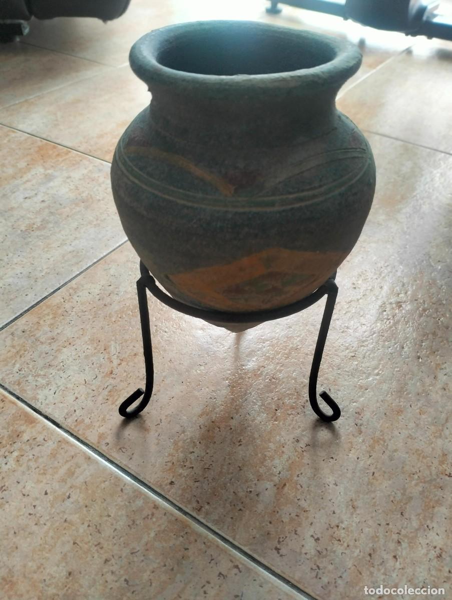 Vintage: c&aacute;ntaro de barro pintado a mano. apoyado en aro de hierro. No es grande