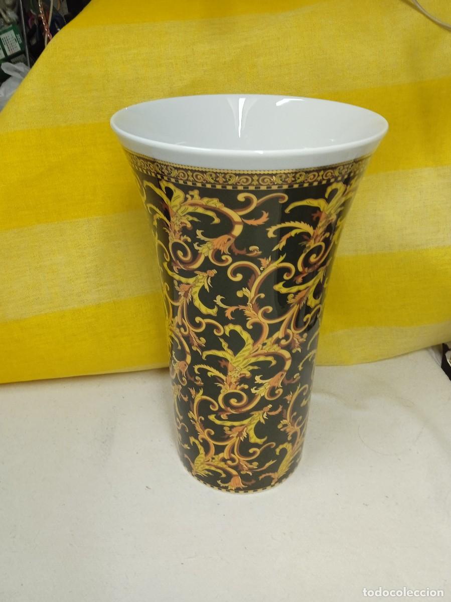 Vintage: Jarr&oacute;n de porcelana Rosenthal dise&ntilde;ado por Versace.