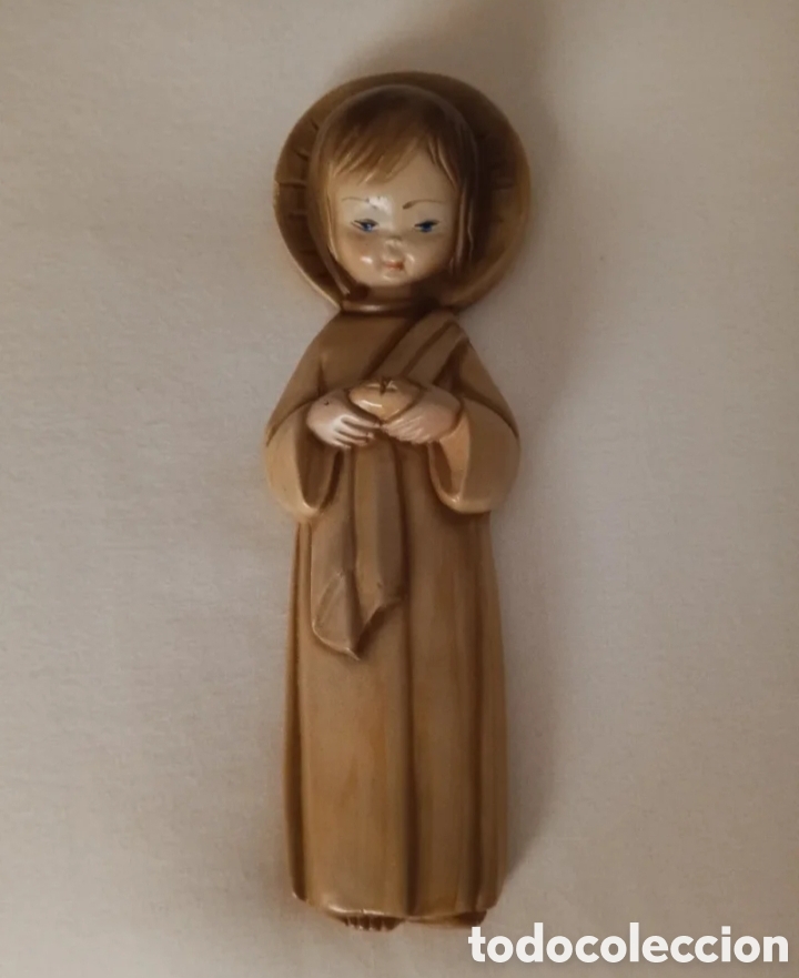 Vintage: Figura antigua ni&ntilde;o con un coraz&oacute;n en las manos.