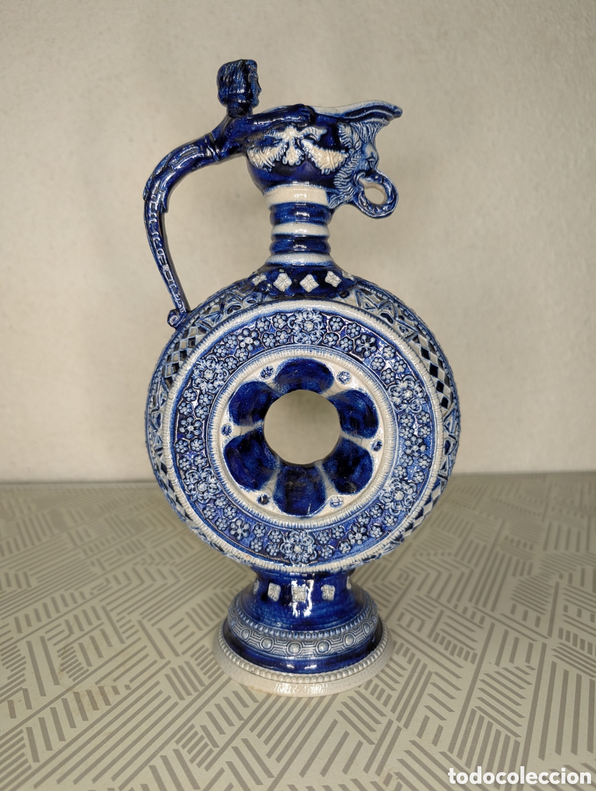 Vintage: Jarra decorativa de cer&aacute;mica azul y blanca tallada a mano estilo antiguo