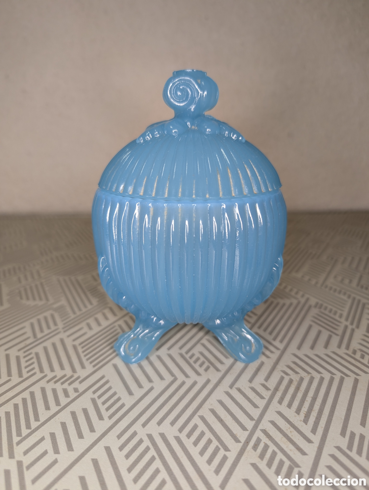 Vintage: Bombonera vintage de cristal opalina azul con tapa
