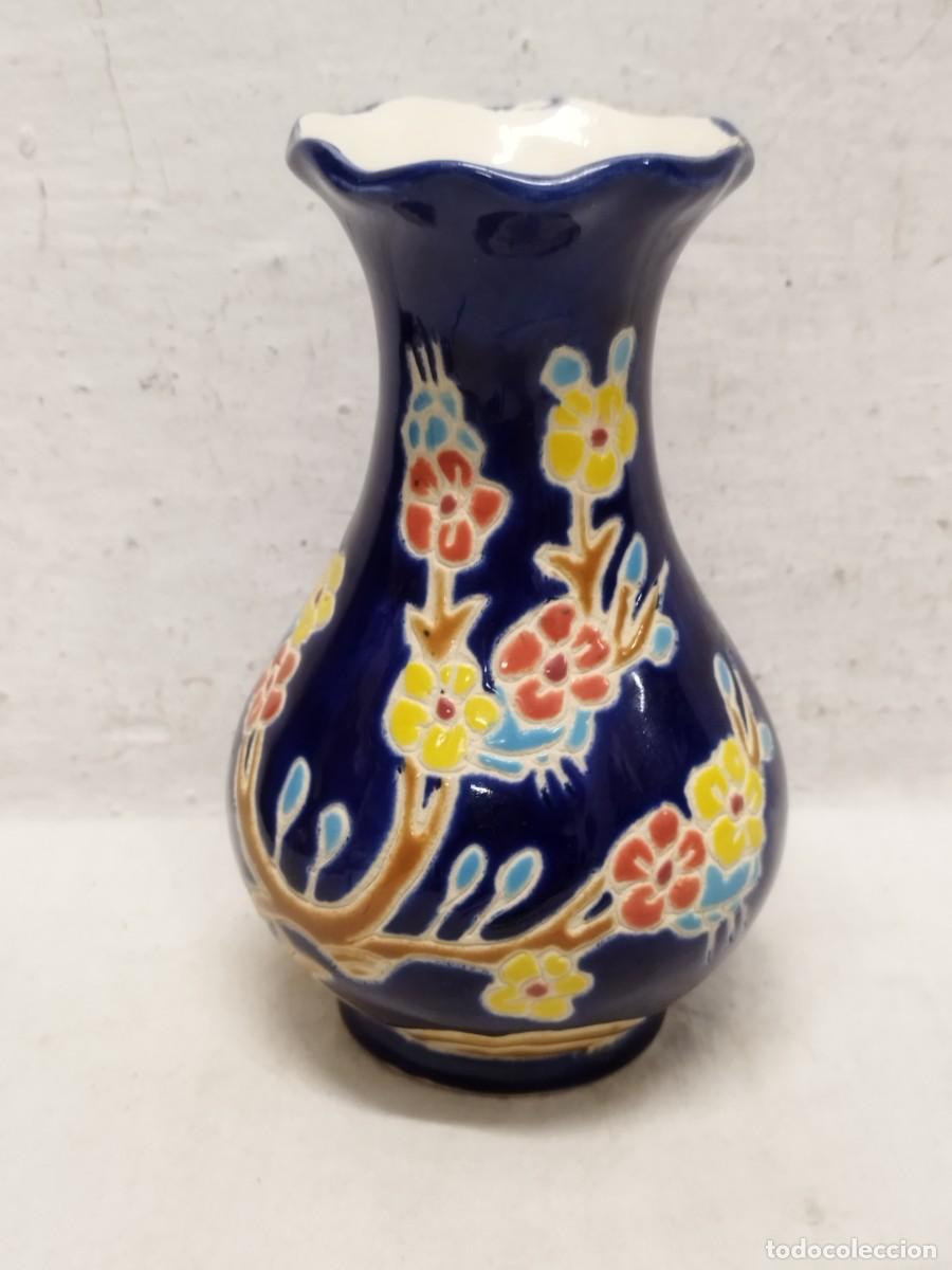 Vintage: Antiguo jarron o florero de porcelana pintada con motivos florales, con falta en boca.