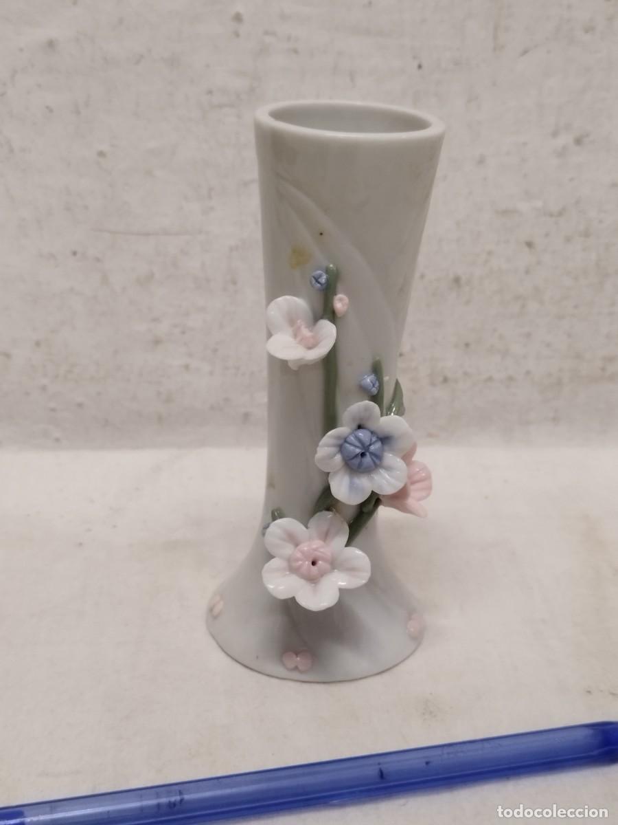 Vintage: Antiguo jarron o florero violetero de porcelana con adornos de flores en porcelana.